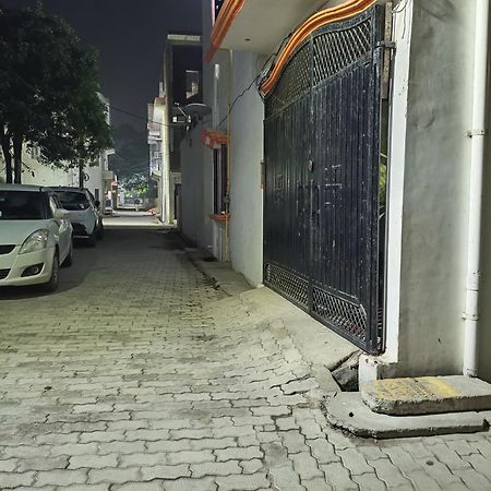 Girija Shail Bhavan Ayodhya Exterior photo